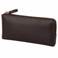 Pochette zippée 20 x 10 x 2 cm en similicuir brun foncé pour rangement quotidien